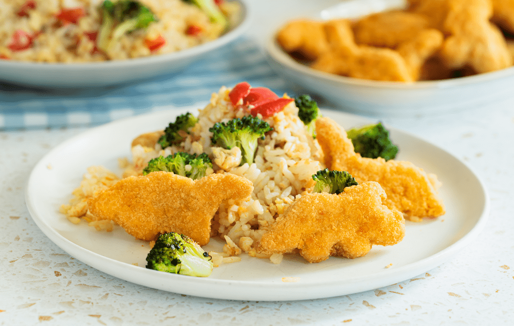 Montagne de riz frit et croquettes en forme de dinosaures